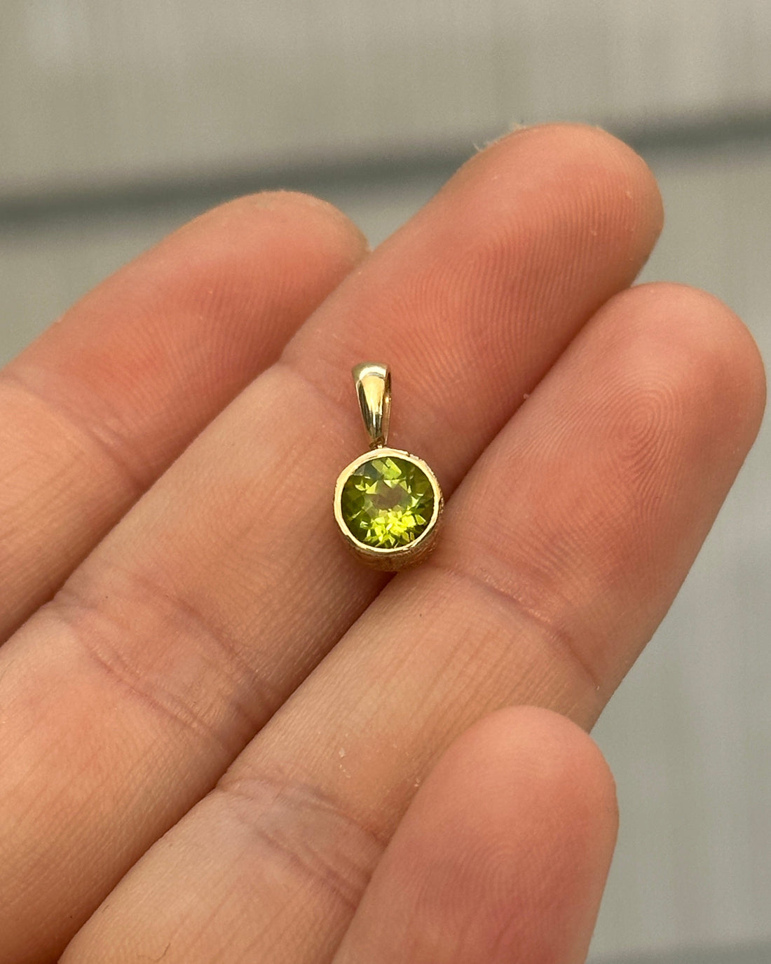 14K Engraved Peridot Solitaire Pendant